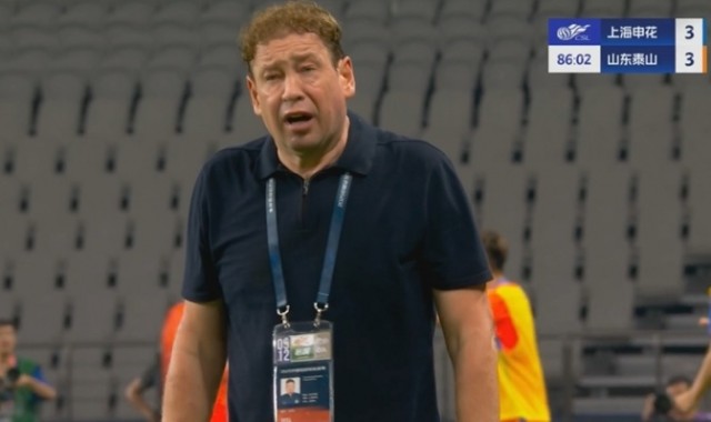 都快哭了！申花后场送大礼被扳平，斯卢茨基面色赤红痛苦万分