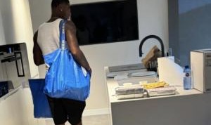 白背心短裤白袜拖鞋，拉什福德被拍到现身宜家，选购新公寓家具